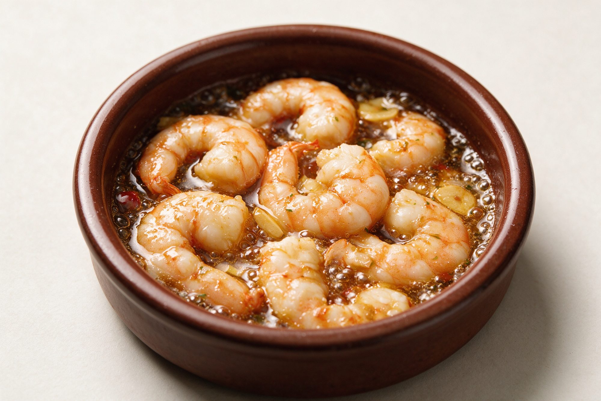 Langostinos al pil-pil en cazuela de barro