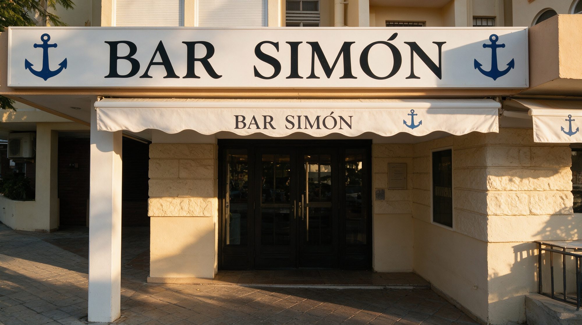 Fachada de Bar Simón en Estepona con toldo blanco y ancla azul